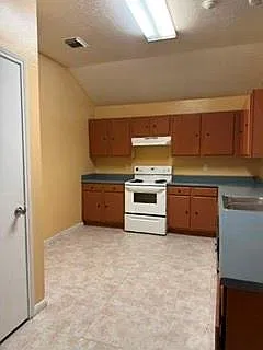 4 bed, 2.0 bath, 1550 sqft, $1,800 — Photo 3
