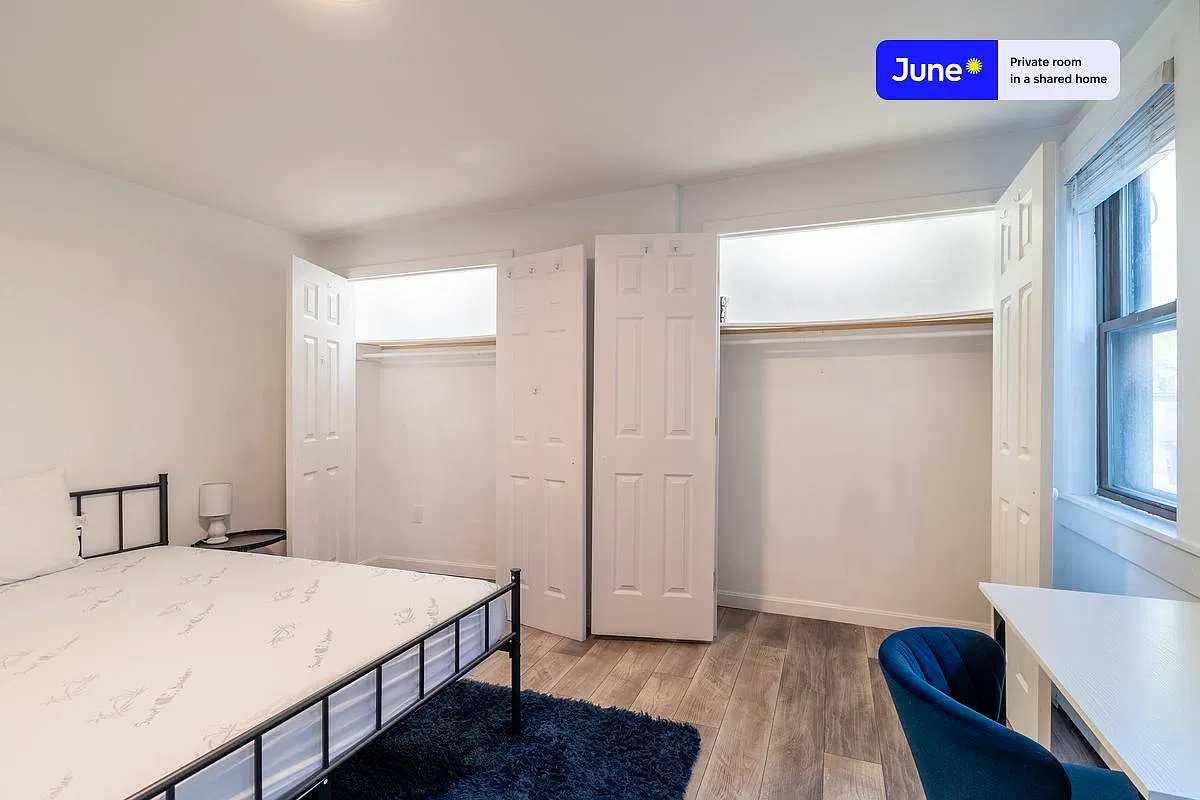 Queen bedroom in 5 bed/2 bath home in South Boston #1752 D — Photo 4