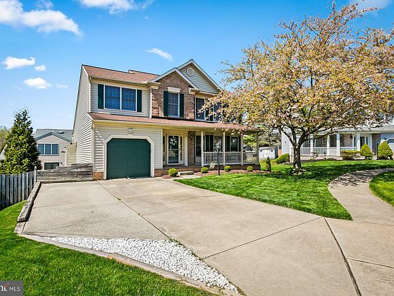 3rd image of 8 Symphony Woods Ct