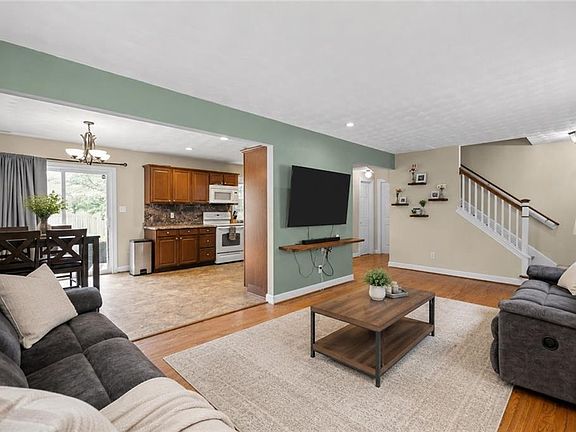 3rd image of 524 Meads Rd