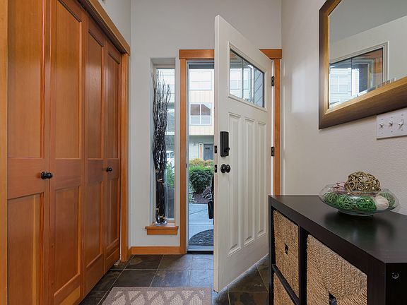 3rd image of 515 NE 84th Cir