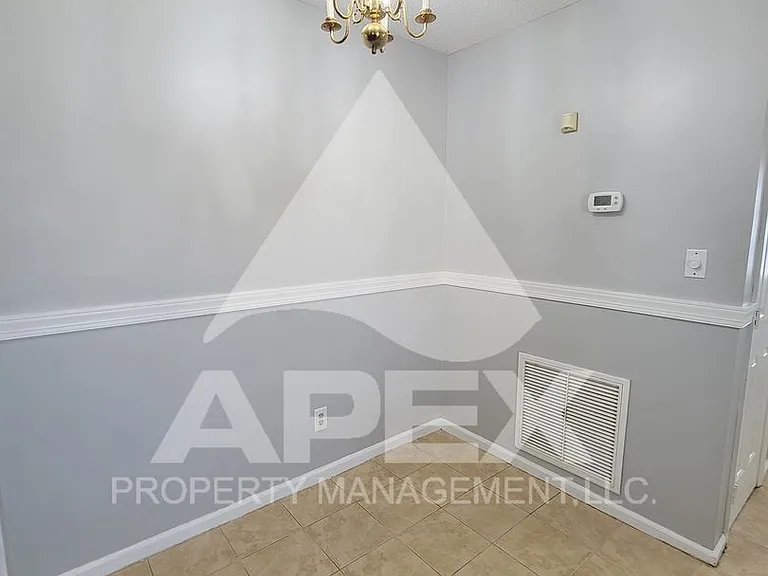 2028 Woodrow Dr — Photo 7