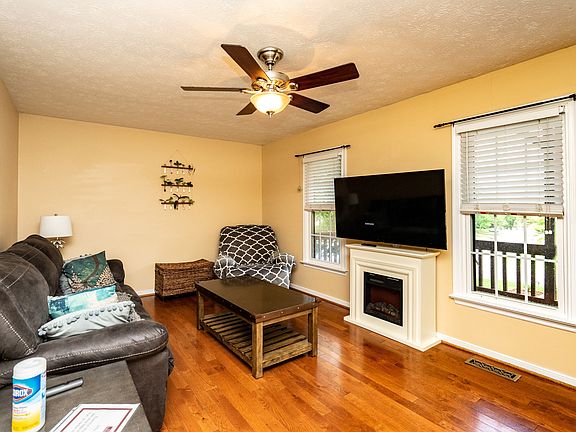 5th image of 8274 Fieldshire Dr