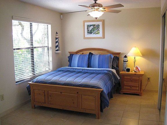 Queen bed with Preserve view
