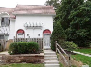 305 Brettonwoods Dr, Coram, NY 11727