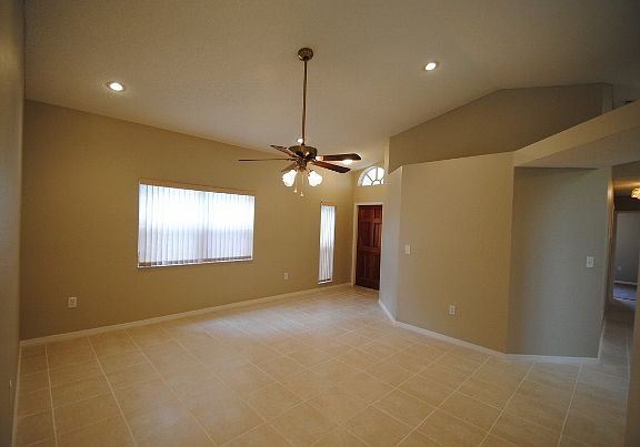 3rd image of 464 Lakeside Cir