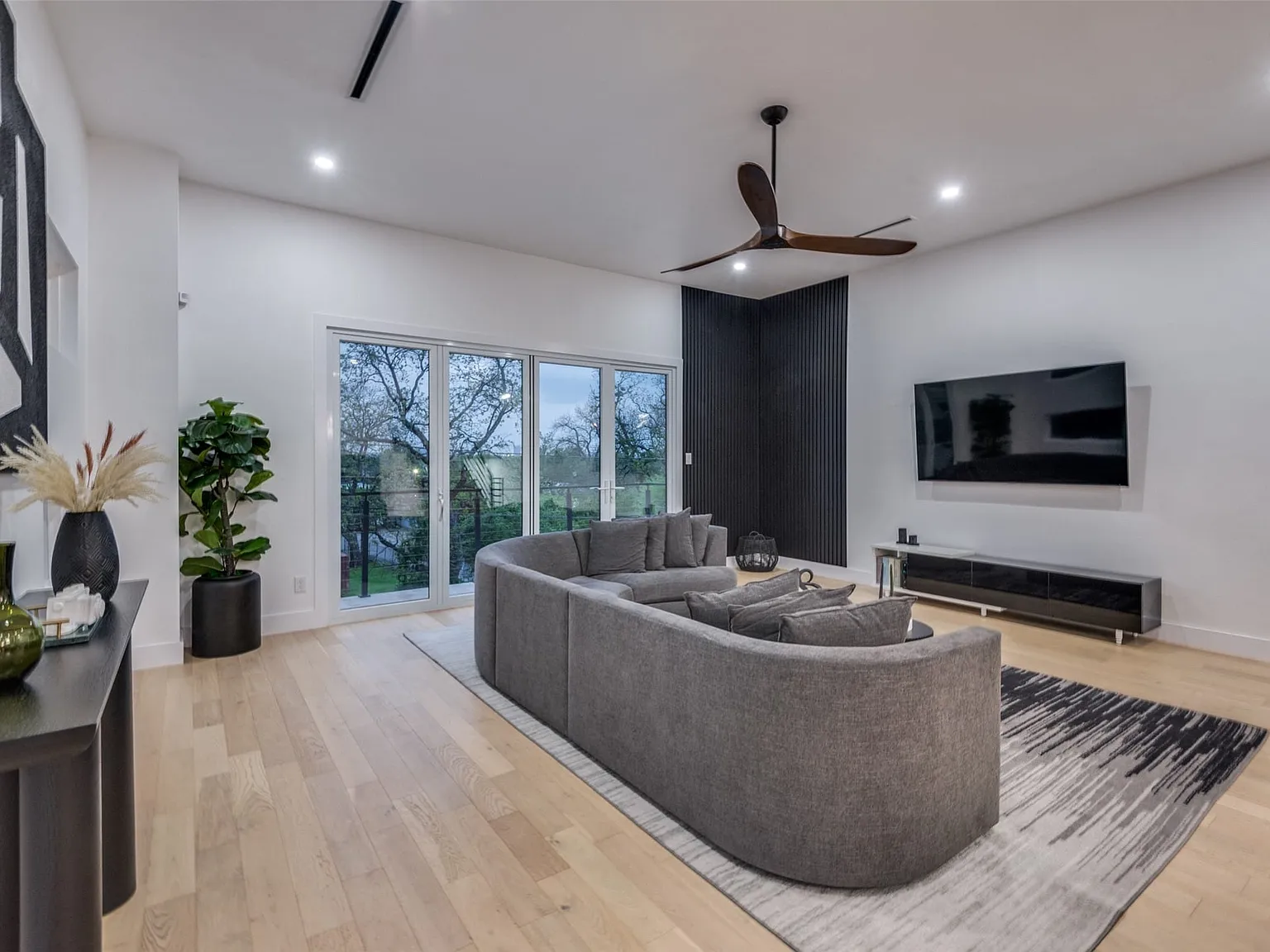 3 bed, 4.0 bath, 2484 sqft, $5,500 — Photo 4