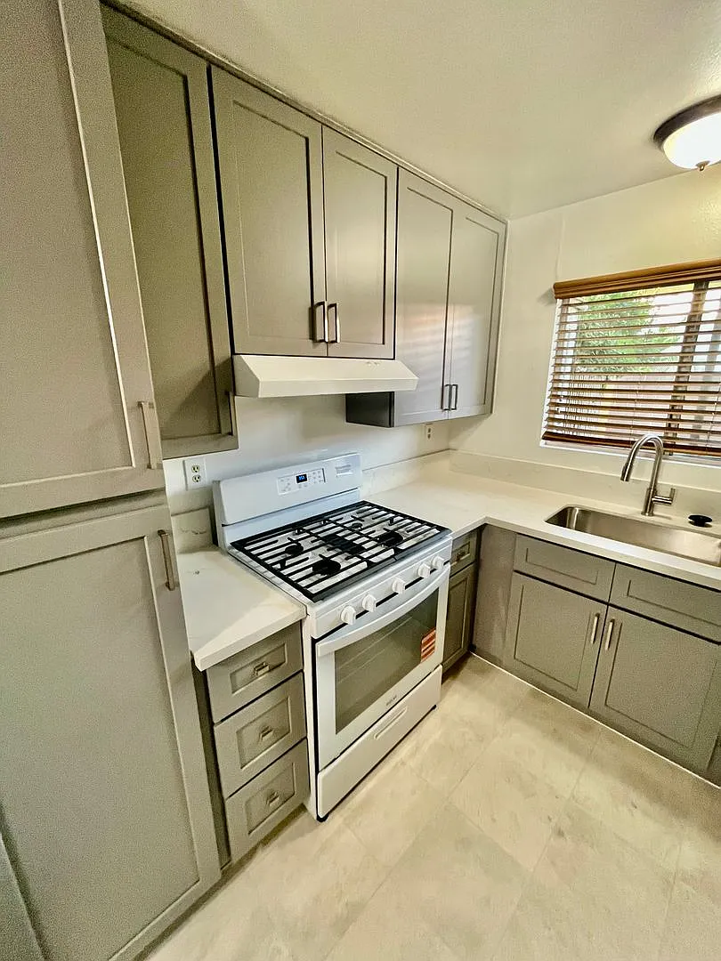 1432 Robinson Ave — Photo 1