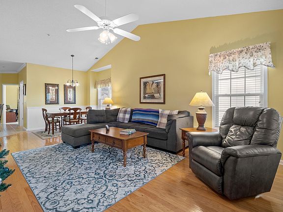 4th image of 5852 Longwood Dr. #301