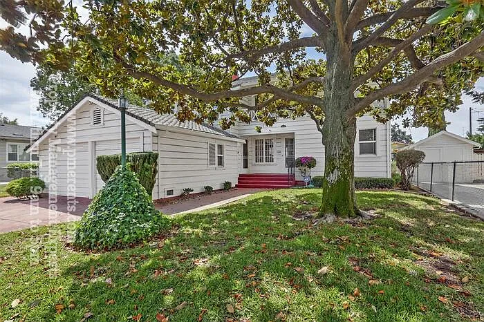 3 bed, 1.0 bath, $2,100 — Photo 2