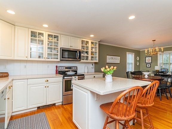 2nd image of 484 Brook Rd