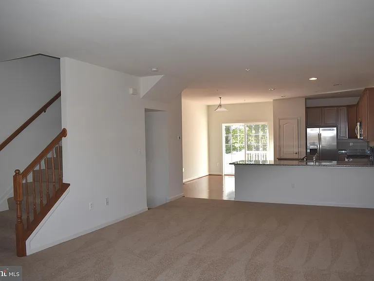 9421 Adelaide Ln — Photo 5