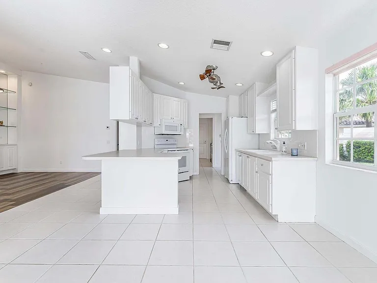 8270 Eleuthera Ln — Photo 10
