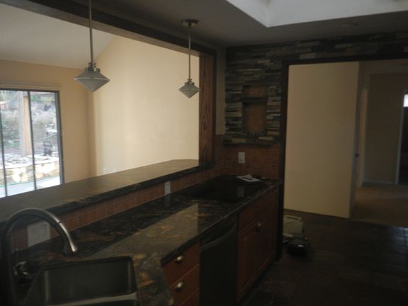 Kitchen/bar area