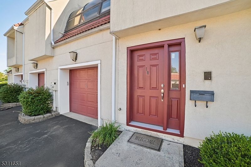 1st image of 10 Cerone Ct