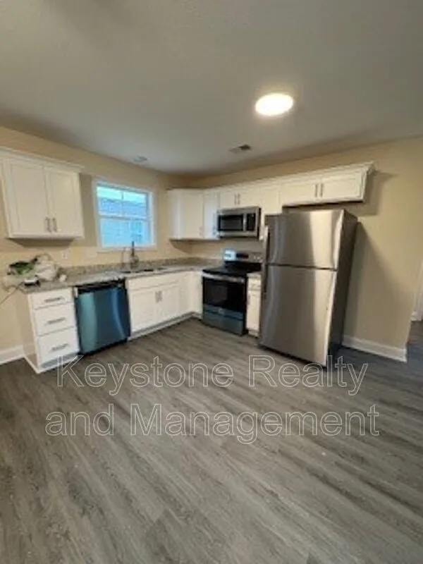 Building Photo - 304 Jennifer St #40
