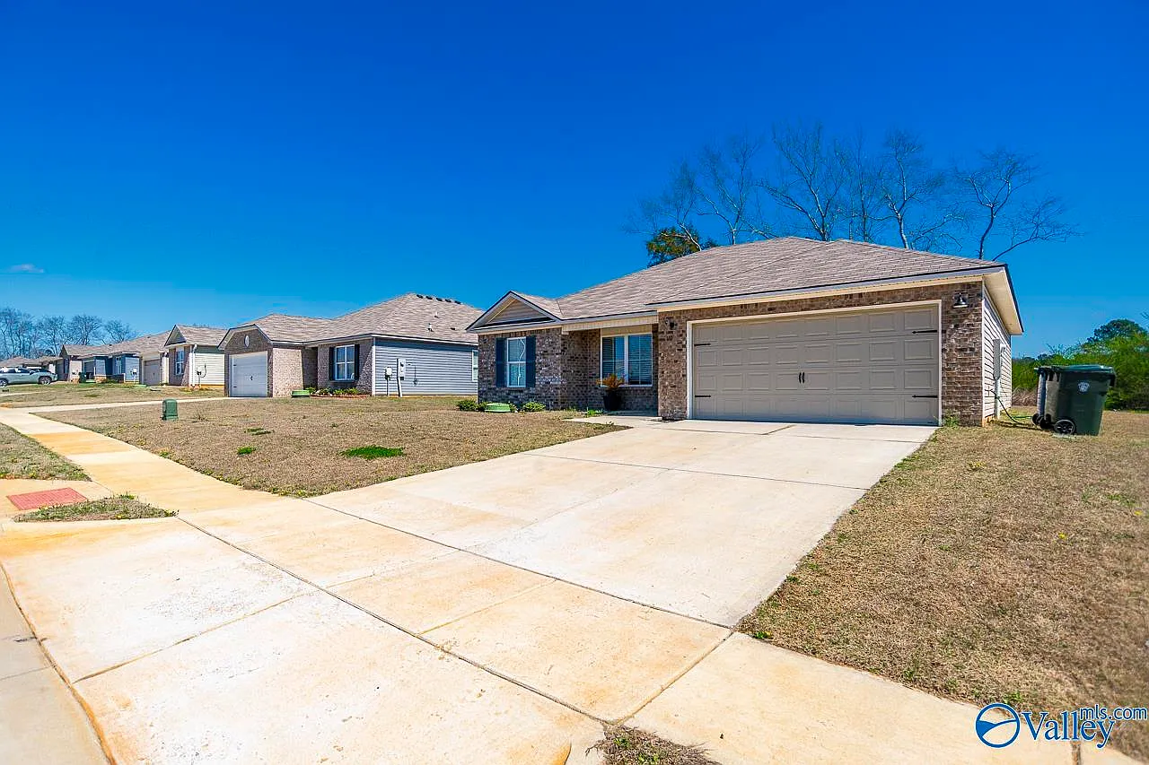 3 bed, 2.0 bath, 1143 sqft, $1,707 — Photo 2