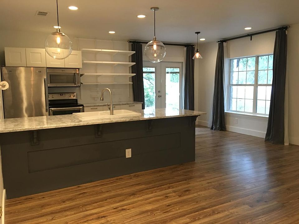 Multiple lighting options on dimmers plus natural light galo