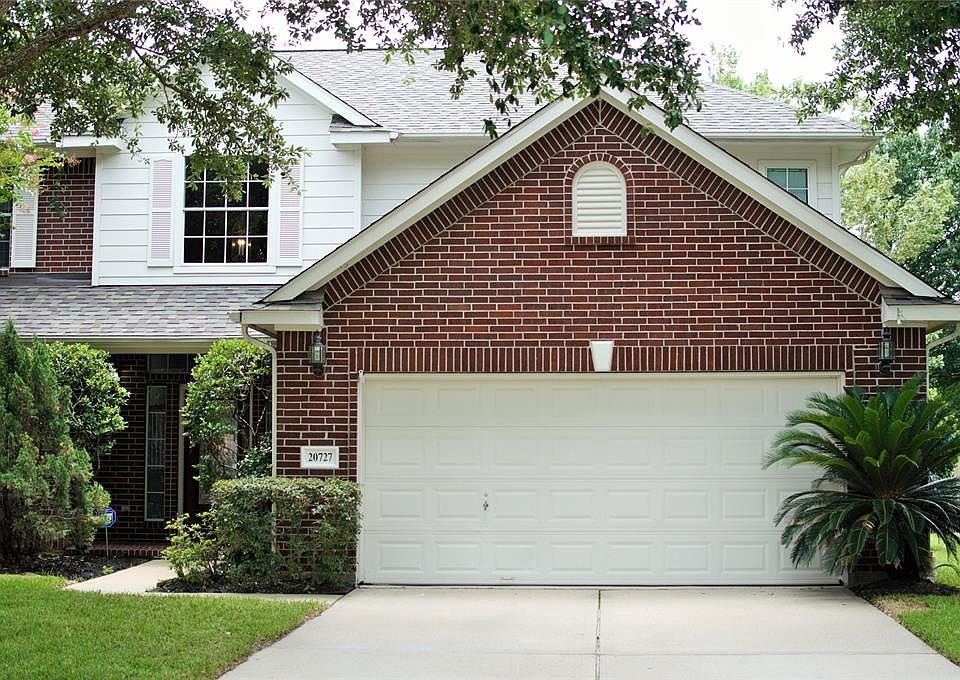 Welcome Home to 20727 Mustang Falls. This 3/2.5/2 home is nestled in a quaint culdesac in Cinco Ranch Equestrian.