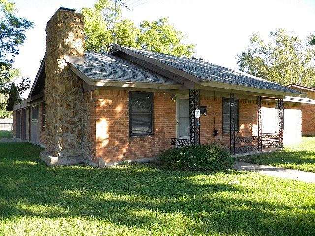 1st image of 101 E Celeste Dr