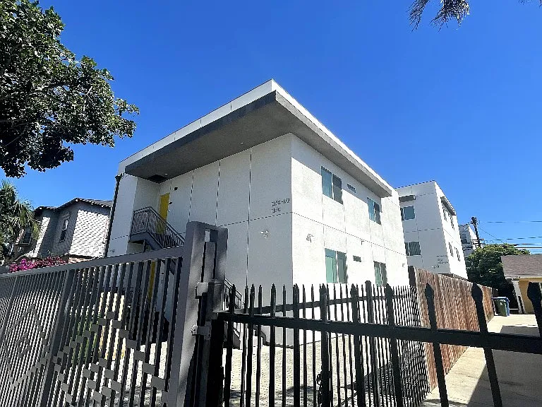 1370 W 35th Pl — Photo 4