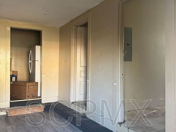 4th image of 1529 Henley St
