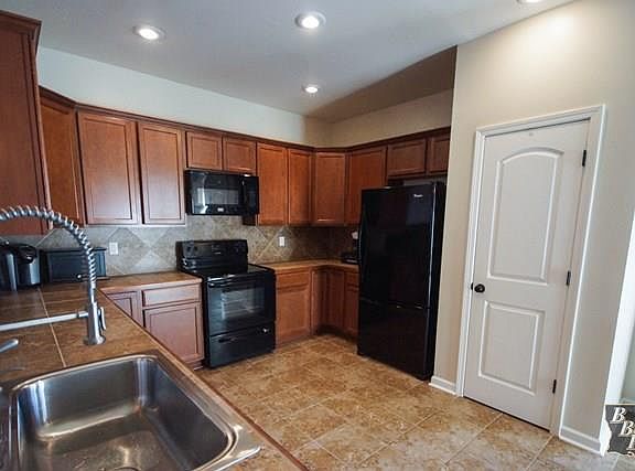 5th image of 121 Petal Ave