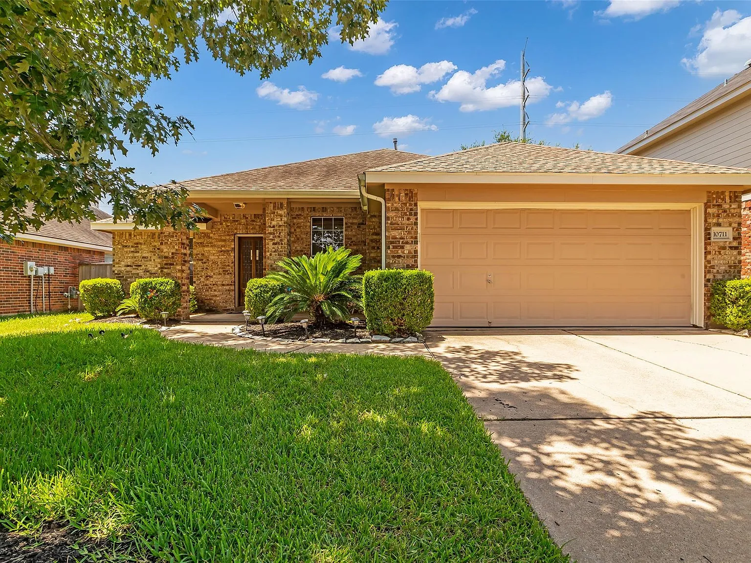 3 bed, 2.0 bath, 1825 sqft, $2,200 — Photo 1