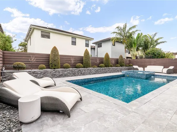 8762 NW 158th St, Miami Lakes, FL 33018