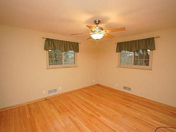 4th image of 629 Holliday Ln