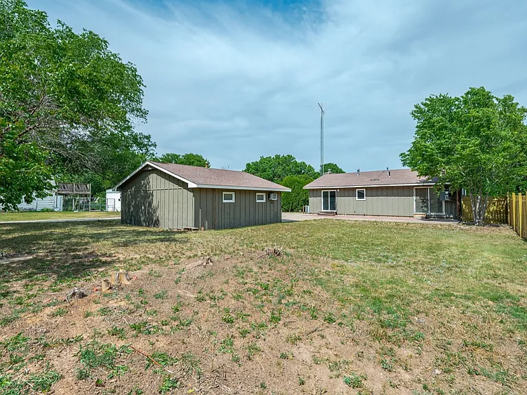 319 N Magnolia St — Photo 4