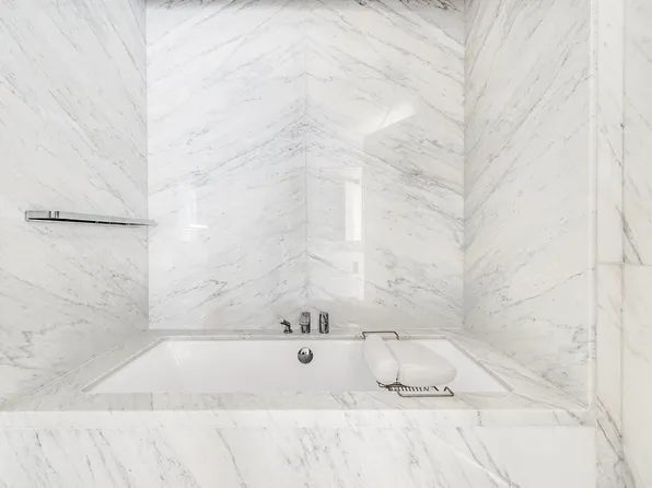 10 Riverside Boulevard image 10 of 31