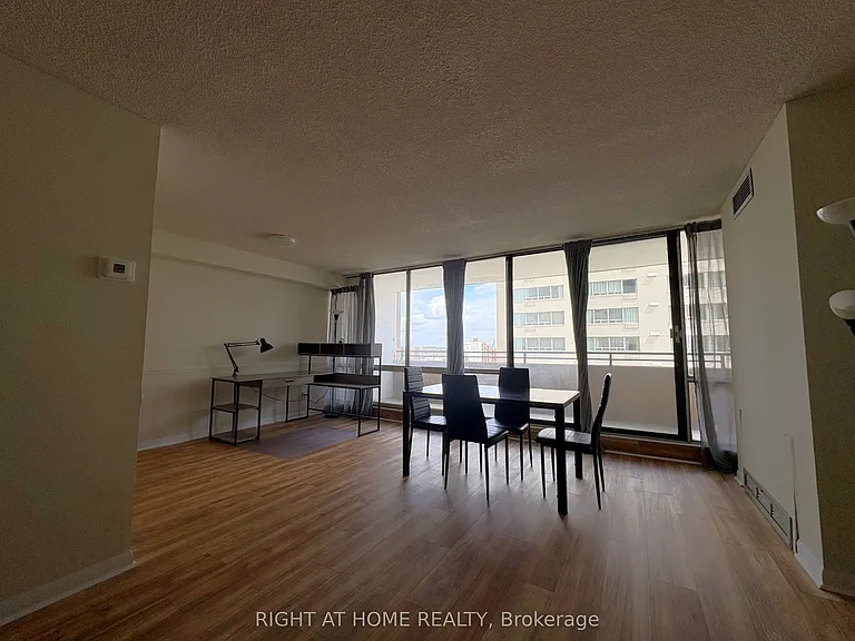 380 King St #903 — Photo 1