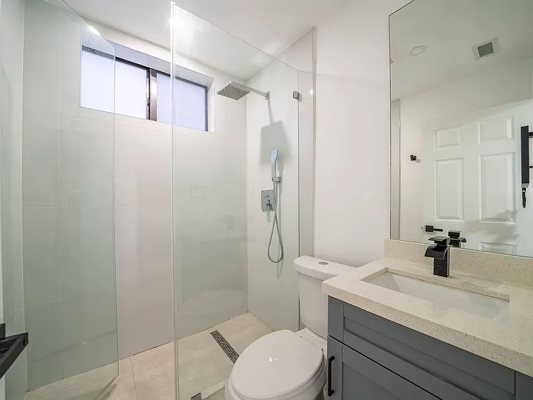 2/1 $2,000/mo, newly renovated in Little Havana! / 2/1 $2,000/mes, remodelado en Little Havana. — Photo 18