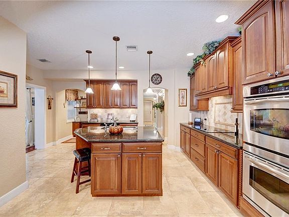 5th image of 626 SW Wood Creek Dr