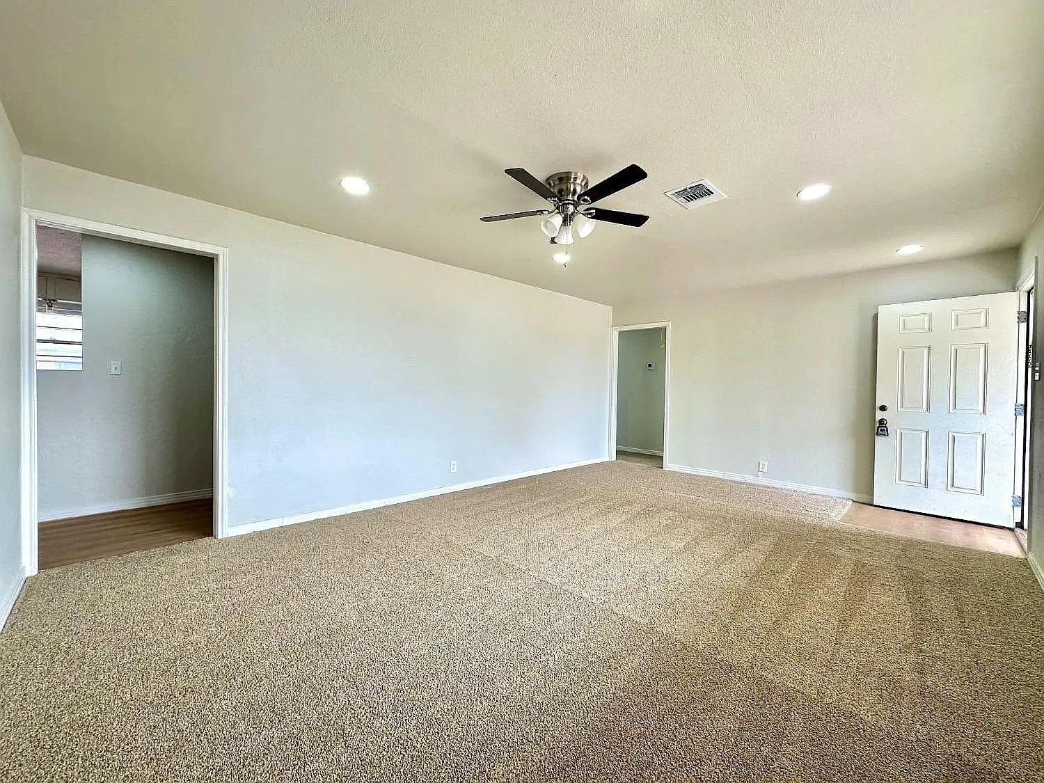 3 bed, 1.0 bath, 1274 sqft, $1,250 — Photo 2