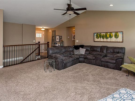 2nd image of 530 NE Bowman Dr