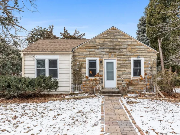 101 Kenwood Dr E, Maplewood, MN 55117