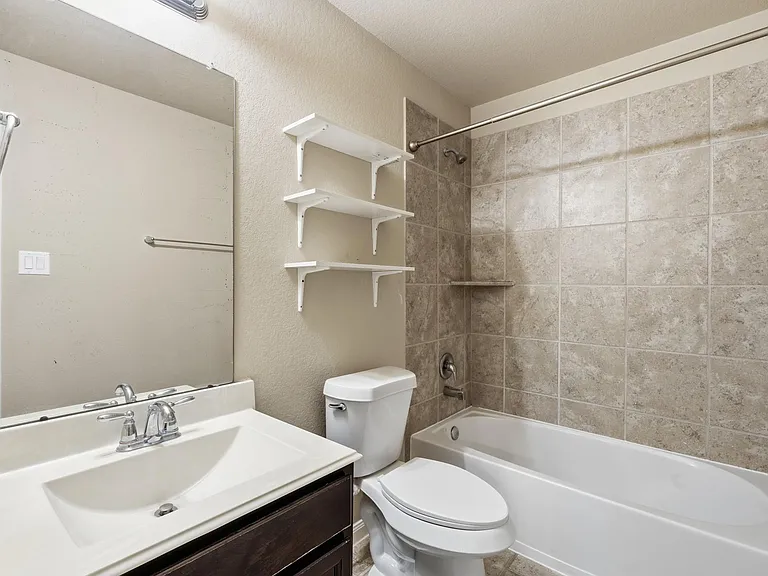 5815 Creek Crossing Ct — Photo 40