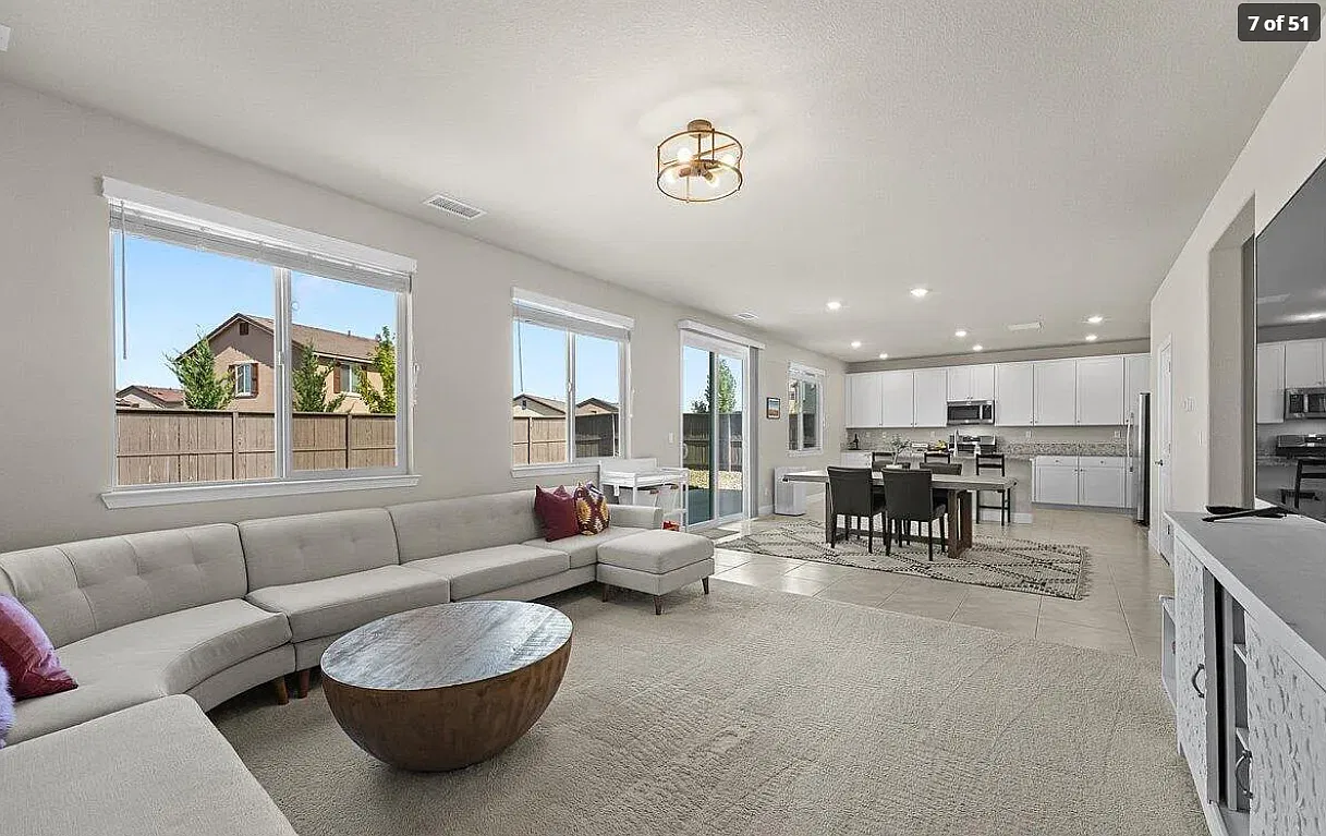 4 bed, 3.5 bath, 2680 sqft, $3,700 — Photo 3