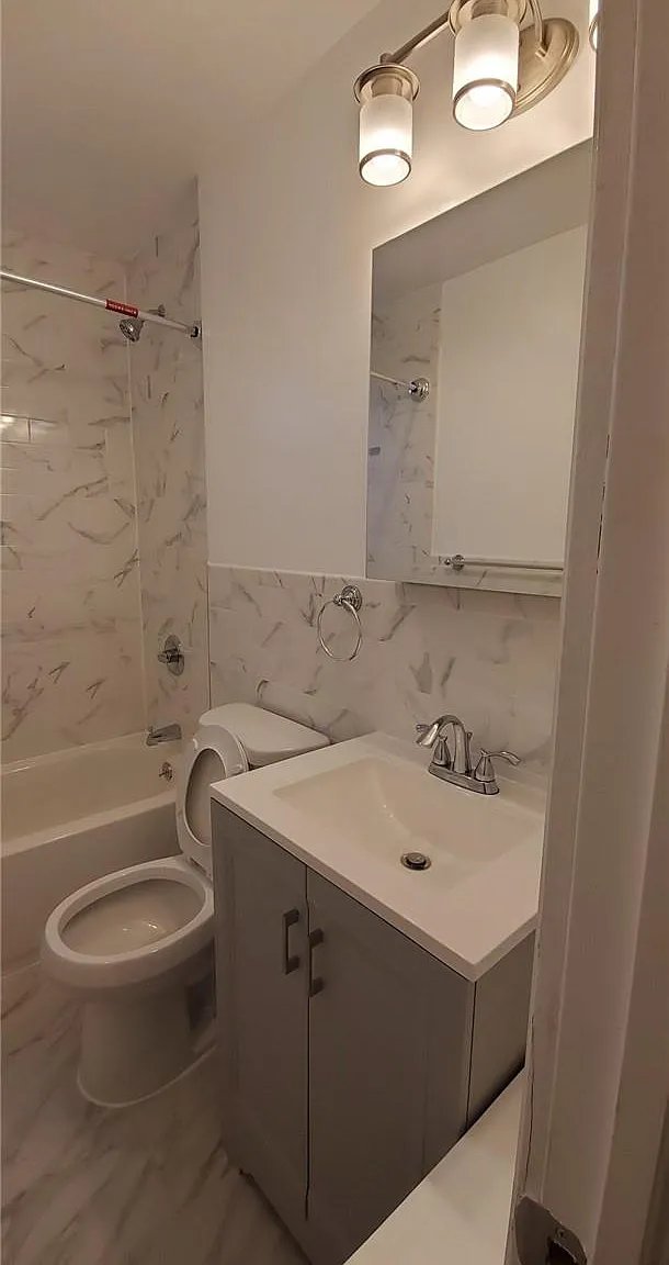 3 bed, 1.0 bath, 1200 sqft, $2,977 — Photo 3