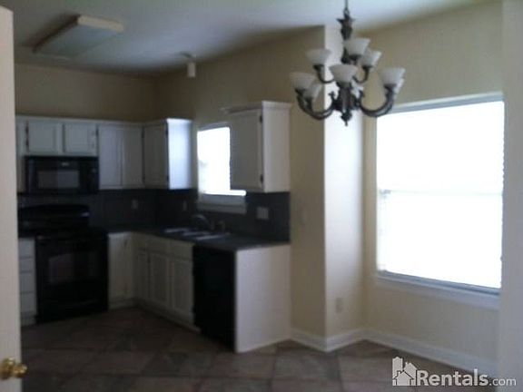 Kitchen & Breakfast Area