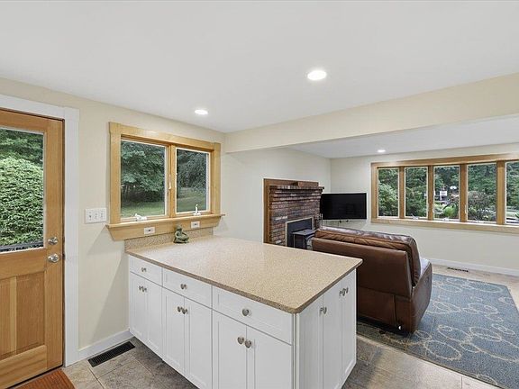 5th image of 16 Lakeview Way