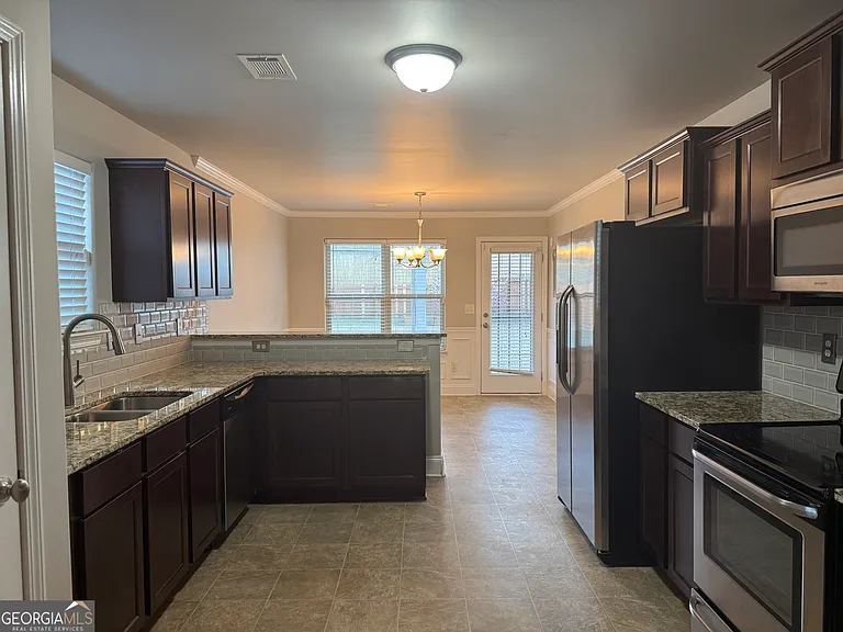 125 Leland Ln — Photo 8