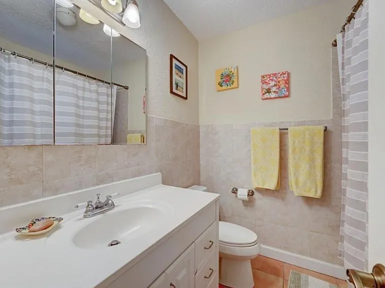1811 NE 43rd St — Photo 7