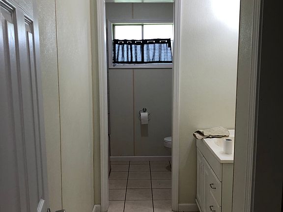5th image of 823 Live Oak St
