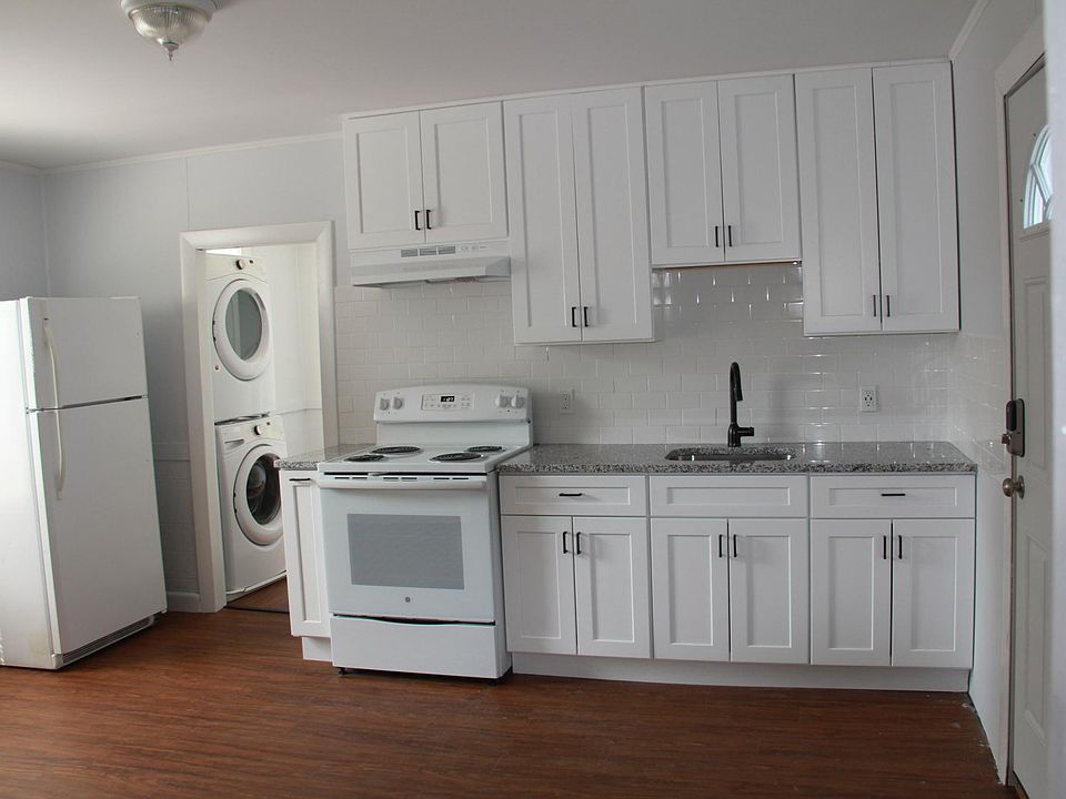 Kitchen / in-unit laundry