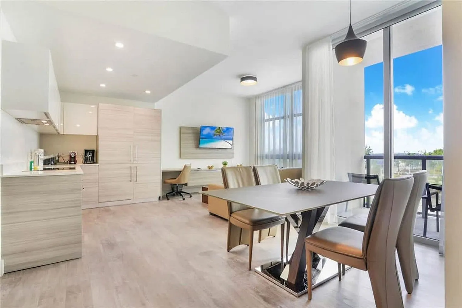 1 bed, 1.0 bath, 742 sqft, $2,550 — Photo 2