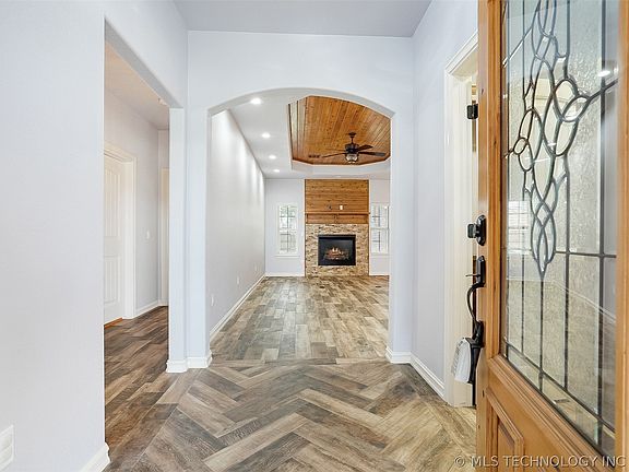 3rd image of 1229 E McLeod Ave