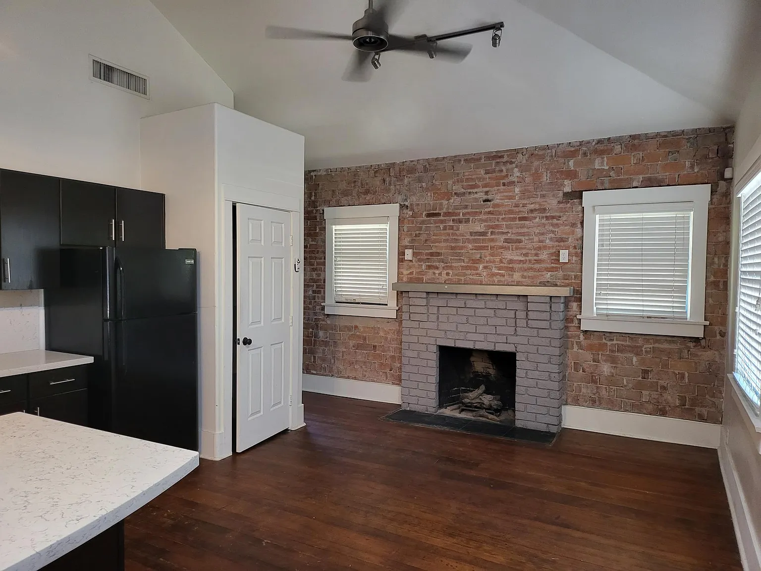 2 bed, 1300 sqft, $2,400 — Photo 2
